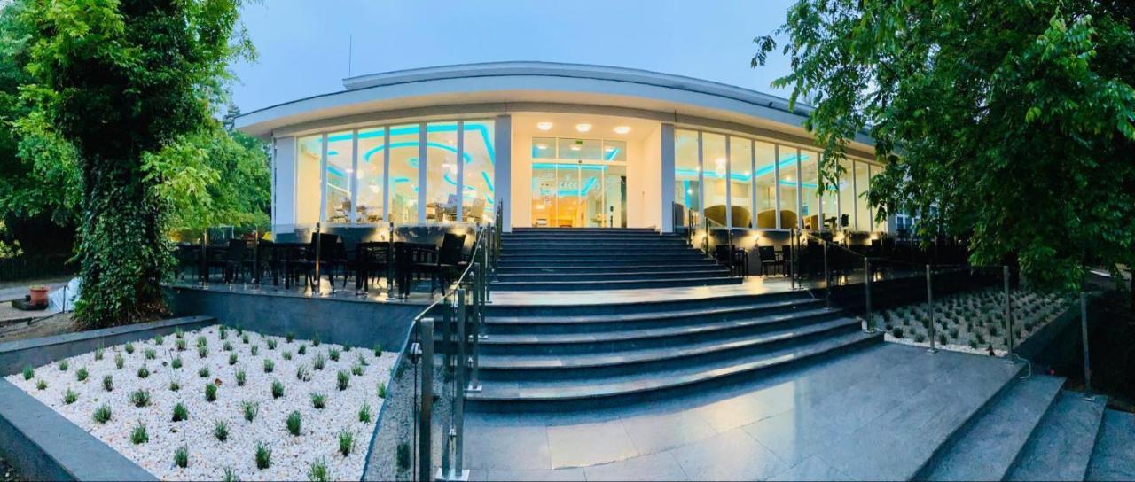 Fenyves Szálloda és Konferencia-Központ Baktaloranthaza Exterior foto